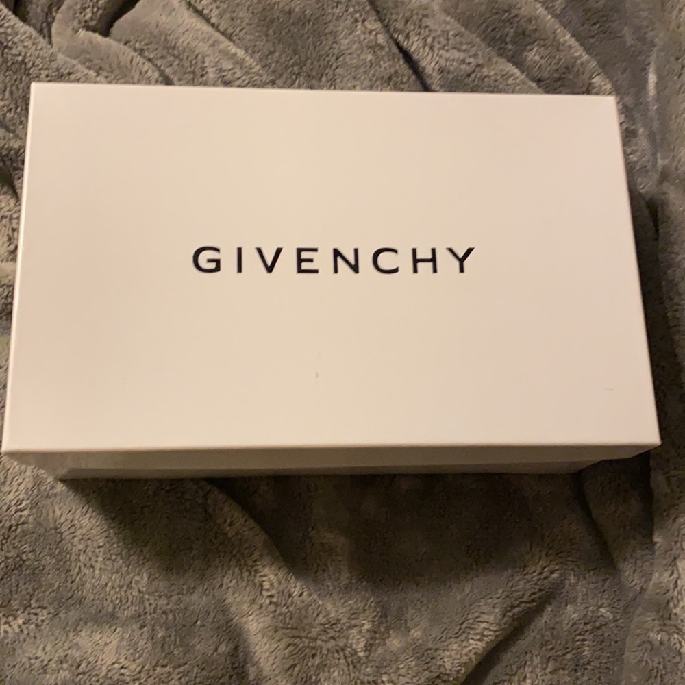 Givenchy - Picture 2 of 13